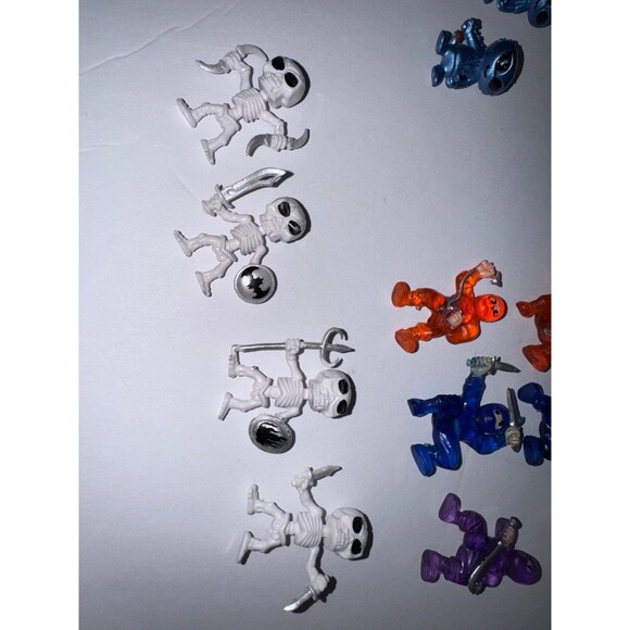 Bundle of figures - Picture 3 of 8